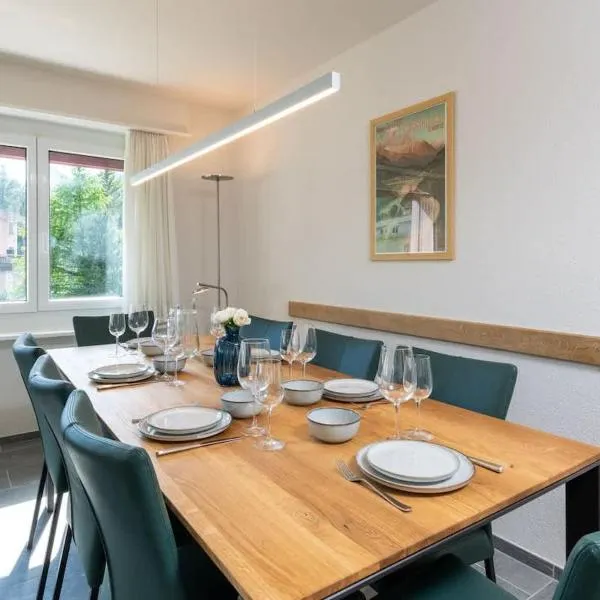 Beautiful Modern family apartment with free parking, hotel in St. Moritz