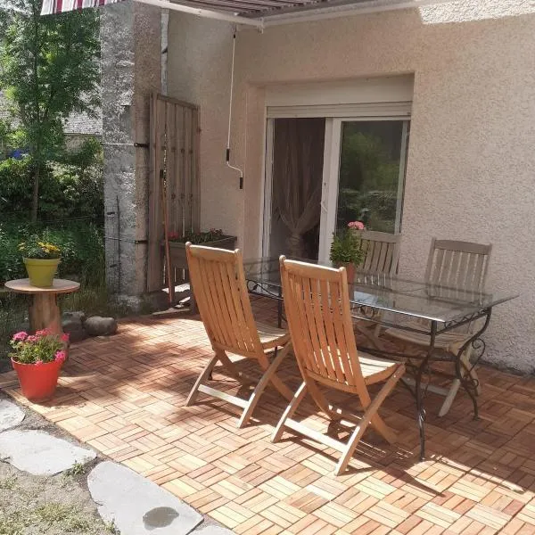 Appartement rez de chaussée avec terrasse et jardin à Tence, hotel em Tence