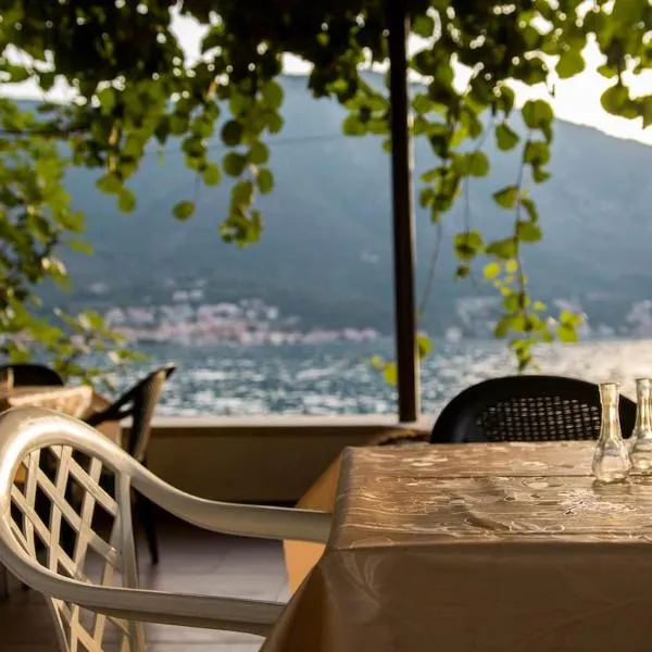 Studio Lanterna in a seaside house, hotel in Dobrota