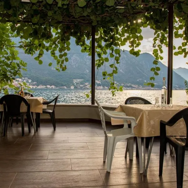 Studio Scala in a seaside house, hotel in Dobrota