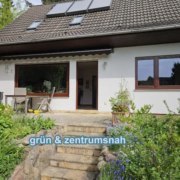 4 Sterne Souterrain Apartment Alt-Mariendorf, hotel in Berlijn