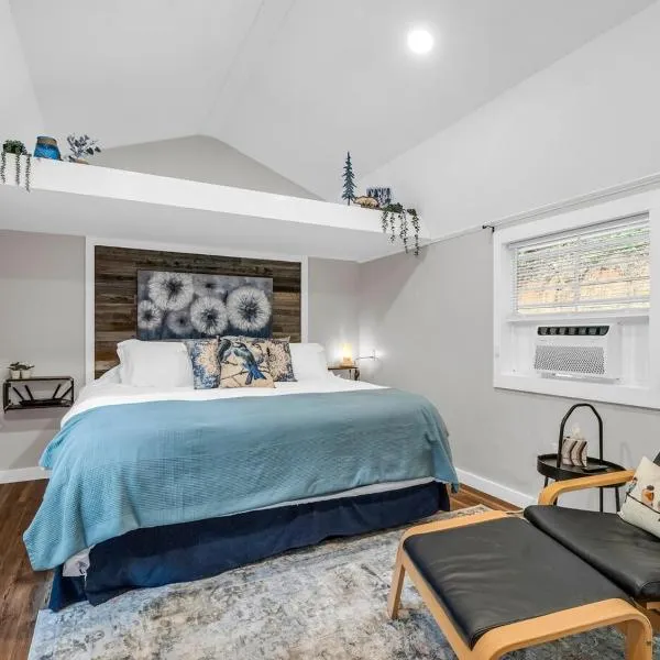 Romantic King-Bed Couples Cabin Lake Lure, hotel in Lake Lure