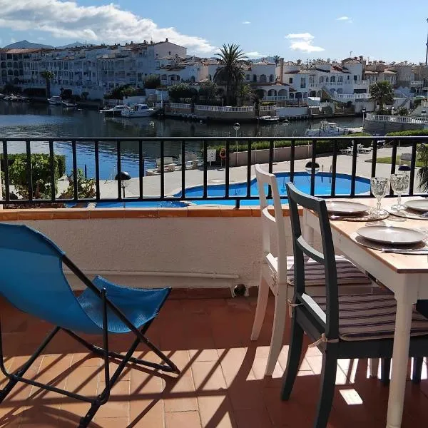 Magnifique vue piscine et canaux - WIFI FIBRE haut débit, hotel in Empuriabrava