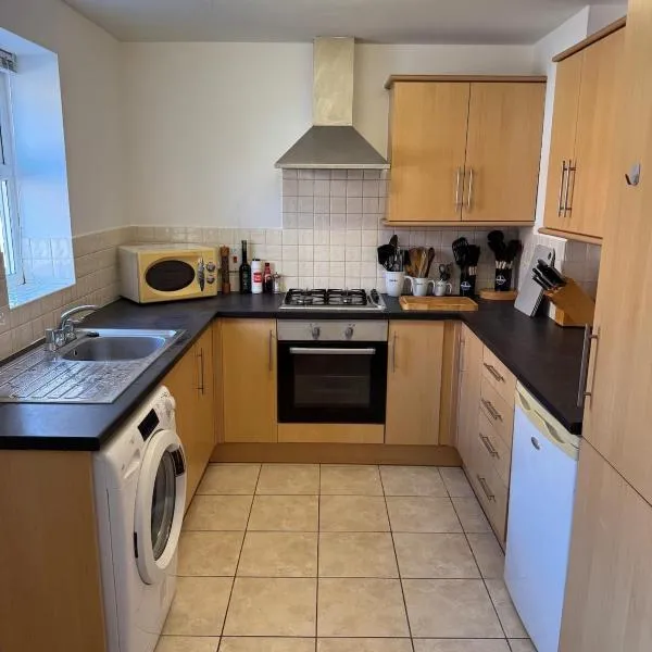 Modern cosy sleeps 5 ground floor central MD, hotel in Market Drayton