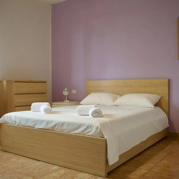 Appartamento ristrutturato con piccola vista lago, hotel in Besozzo
