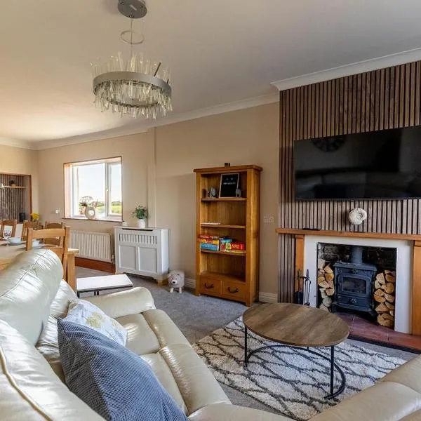 Spacious 4-Bed Lake District Getaway for Groups, Hotel in Mealsgate