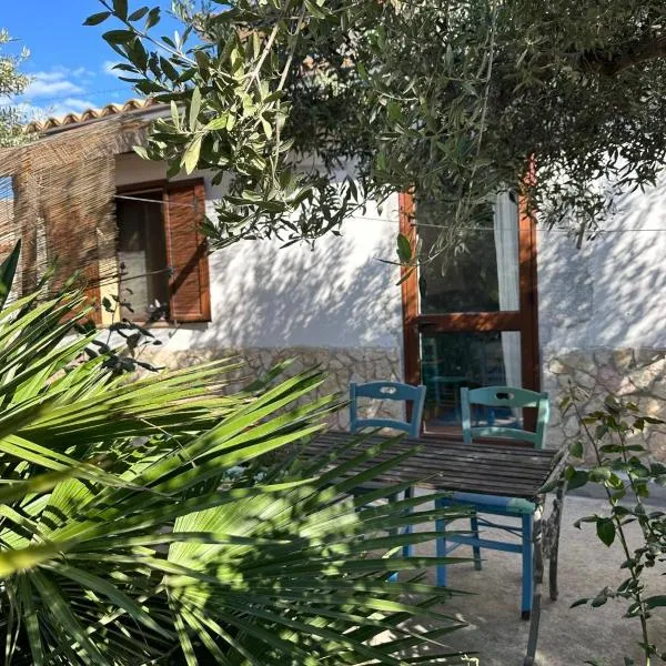 La Gallinaia room with bathroom, hotel in Cartabubbo