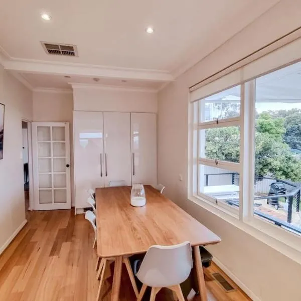 Stay at Beauty Point Wagga 5bdr 2bth magical views, hótel í Wagga Wagga