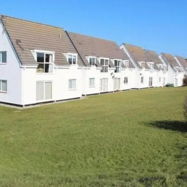 7 Isallt Lodges- Close to beach- Garden-Pet friendly، فندق في تريرددور