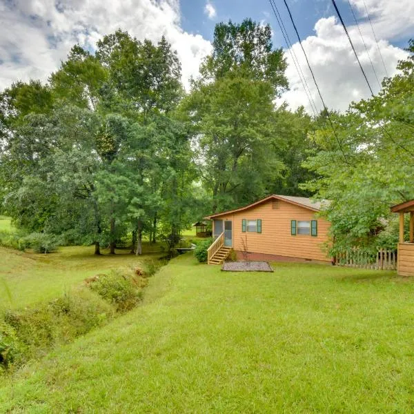 Grand Murphy Cabin with Fire Pit and Game Room!, hotel in Murphy
