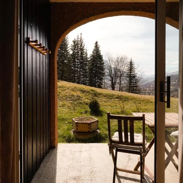 Appartement très calme 2 chambres avec parking et jardin privé sur les hauteurs de Briançon, hotel in Briançon