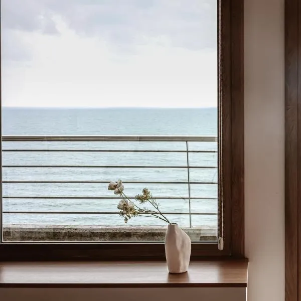 Confort y calma junto al mar, vistas a Gaztatape, hotel in Getaria