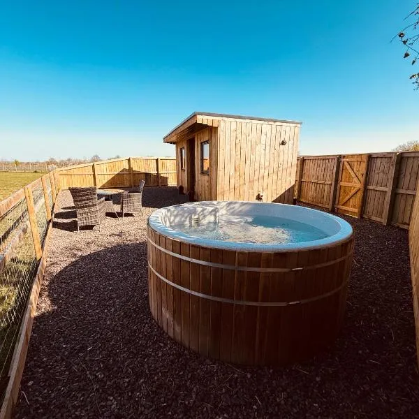 Maylands Farm Glamping Pod, hotel in Hilperton