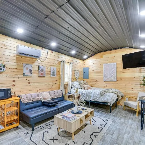 Hot Tub, Fire Pit: Lake-View Catlettsburg Getaway!, hotelli kohteessa Catlettsburg