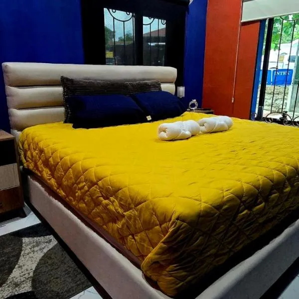 Mini Casa azul con generador electrico y parqueo, hotel a Puerto Barrios