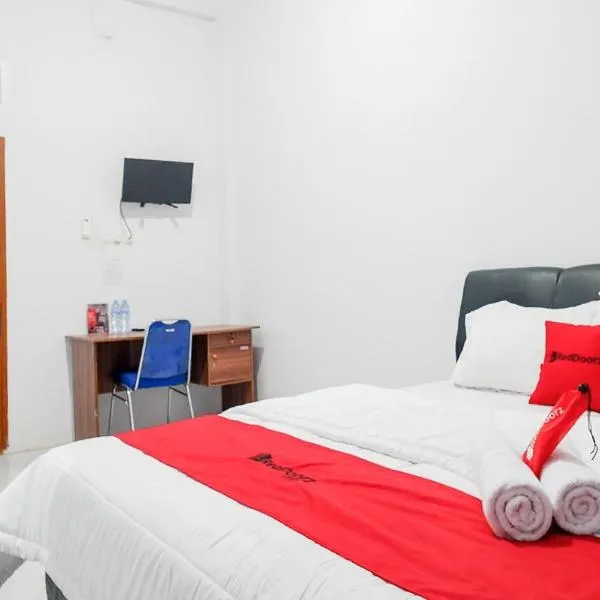 RedDoorz Plus at Hotel Lestari Karema Mamuju, отель в городе Mamuju