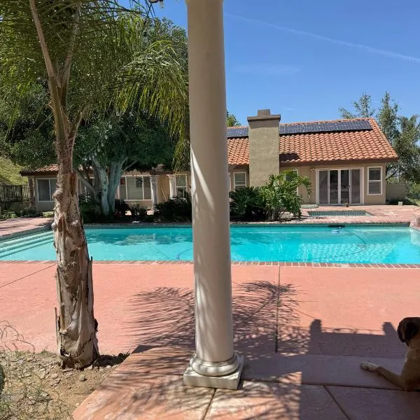 Riverside Views & Pool Retreat, hotel em Riverside