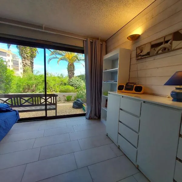 Studio dans Marina avec piscine, hotel v destinácii Saint-Cyprien-Plage