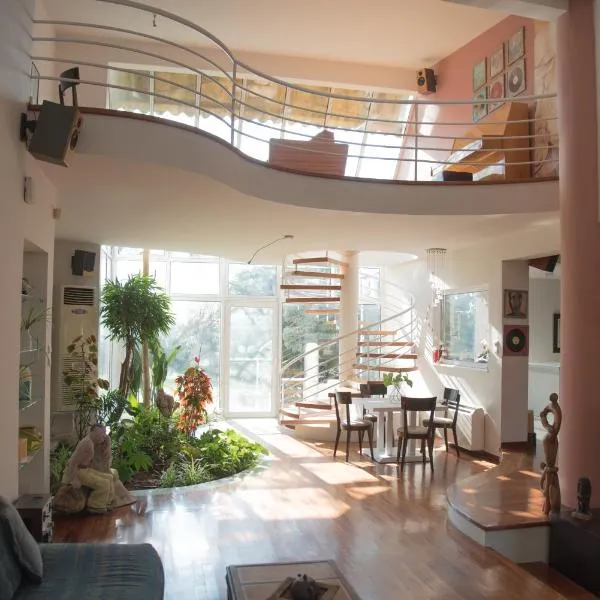 Erasmia's House - A Green Haven for Ultimate Relaxation, hotel di Níkaia