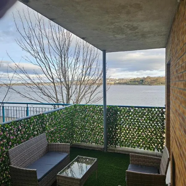 Spacious Riverfront Apartment, hotel in Pennyburn