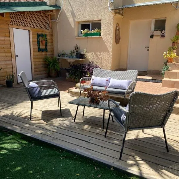 Spot in the Village פינה במושב, hotel v destinaci Livnim