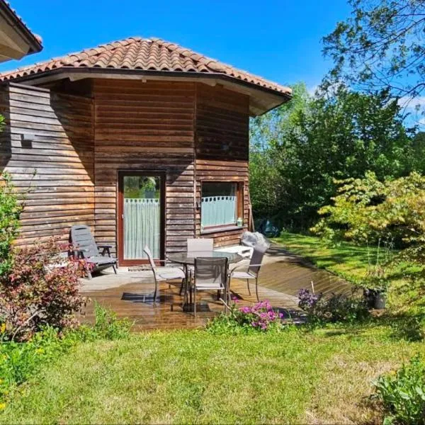 Mini casa con jardín, hotel in Mungia