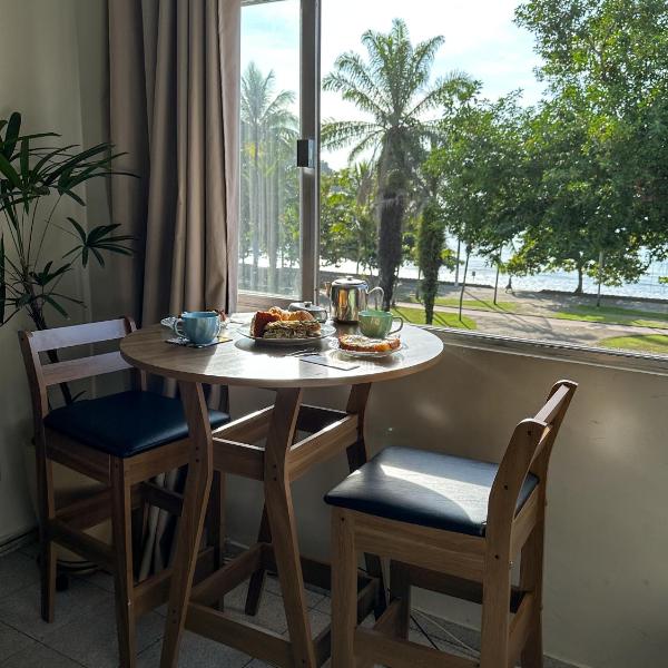 Apartamento com Vista pro Mar no Centro de Ubatuba - 2 Quartos, Cozinha Completa e 01 vaga de Garagem