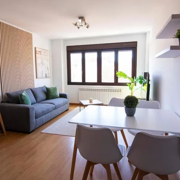 Modern flat for Pyrenees Adventures - Free Parking, Hotel in Sabiñánigo