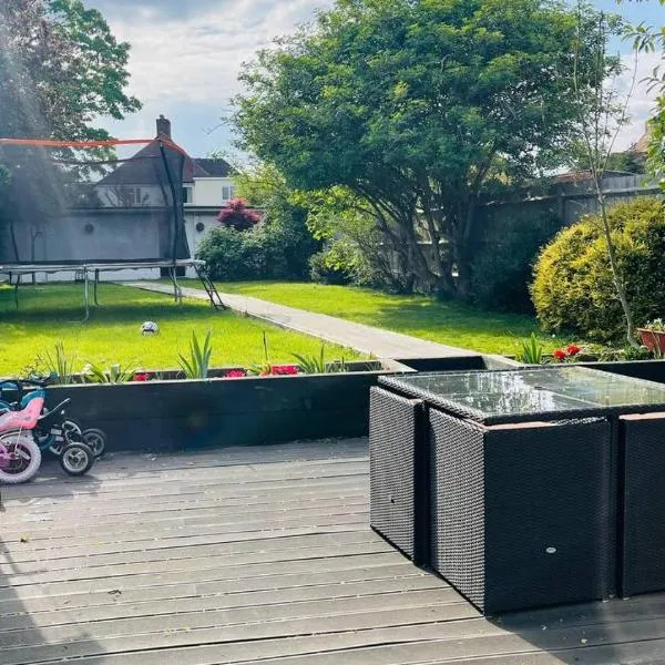 Great space with garden and parking, hotel v destinaci Worcester Park