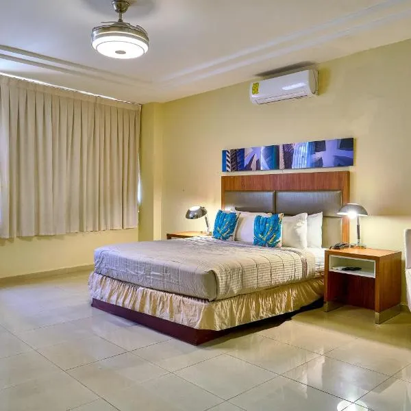 Hotel Libertad at historic main street, hotel v destinaci Santo Domingo