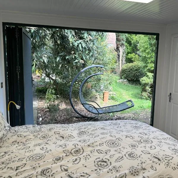 South London - Luxury Urban Cabin Retreat, hotel in Sutton