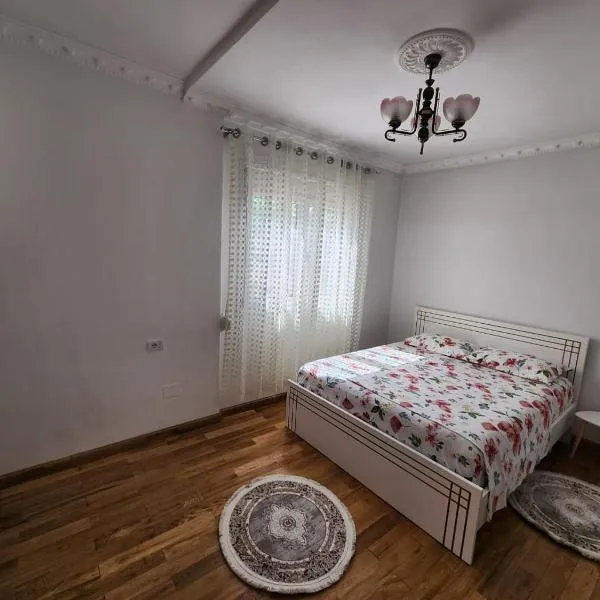Private room on a shared apartament near Durres beach, hotel en Durrës