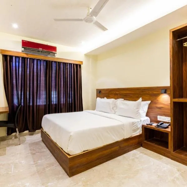 Hotel Amar Near Borivali Railway Station, hotel in Jāmb