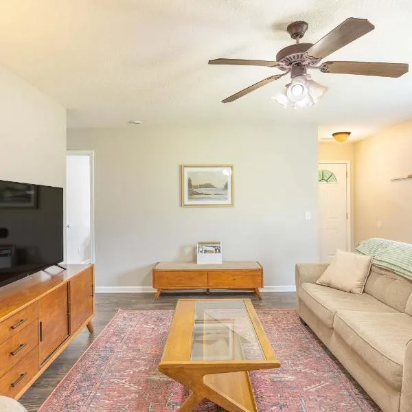 Cozy and Contemporary Villa 1 Mile from GSU, hotel v destinaci Statesboro