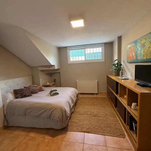 A 5 minutos de Ifema y 10 del aeropuerto, habitación y baño privado con entrada independiente, hotel in Madrid