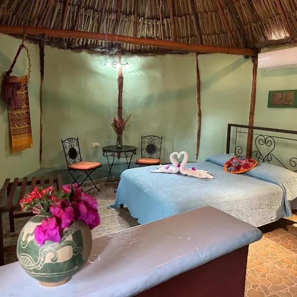 The Pickled Onion B&B and Restaurant Uxmal, hotel a Santa Elena