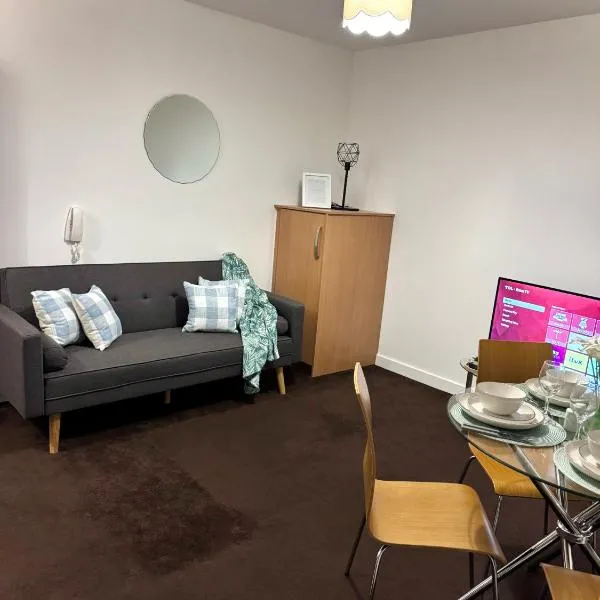 Chic Trafford Apartment, Private Underground Parking, Fast Wi-Fi, Self Check-in Anytime, 5 mins to Old Trafford Stadium, hotel di Manchester
