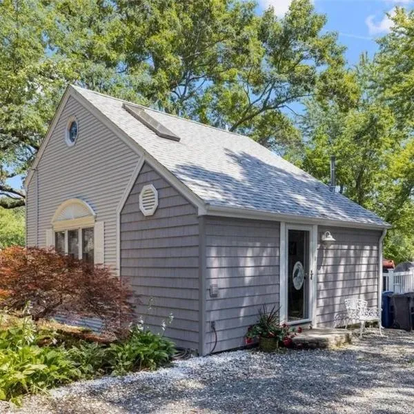Cozy Waterfront Cottage - Sleeps 4, hotelli kohteessa Warwick