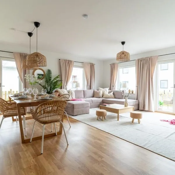 Bright Ground Floor Corner Home with Cozy Outdoor, hotel v destinaci Båstad