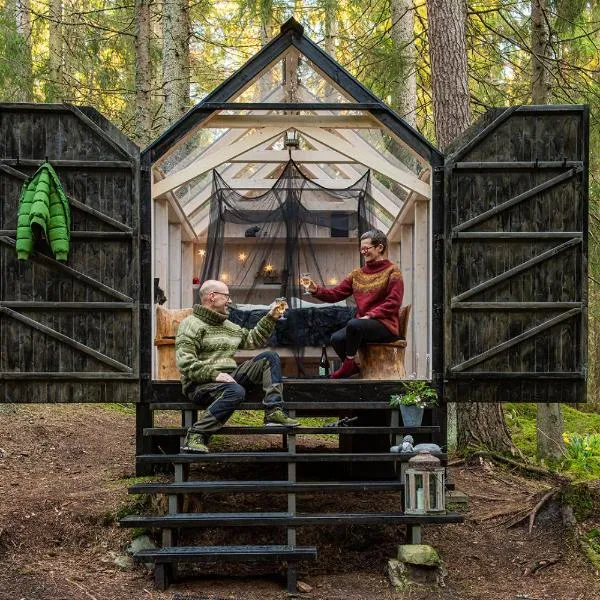 Wood Wise Glasshouse Glamping, hotel v destinaci Bengtsfors