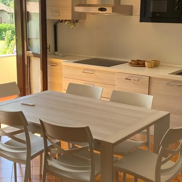 Delizioso appartamento sul lago - Casa Marina, hotel in Spinone Al Lago
