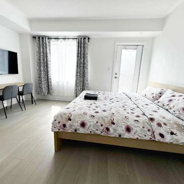 Modern Private Room Private Bathroom with King Bed with TV and Optional Balcony 10 minutes to Rogers Stadium Midtown Downtown Toronto, отель в Торонто