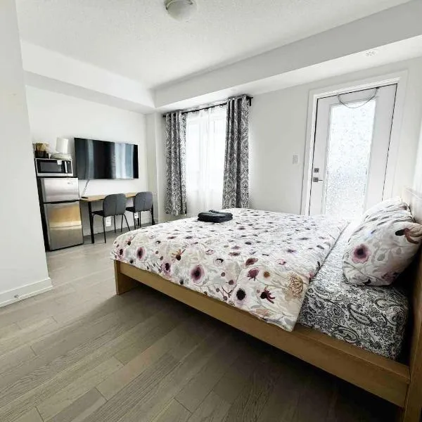 Modern Private Room Private Bathroom with King Bed with TV and Balcony Midtown Downtown Toronto, hótel í Toronto