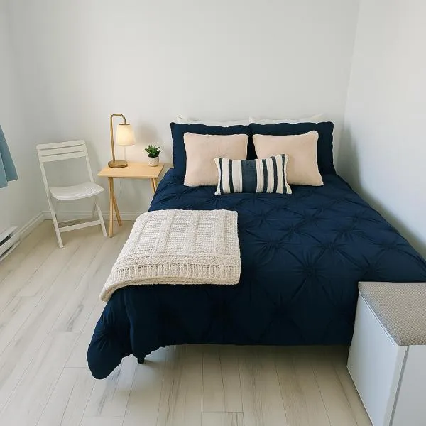 204 Queen Bedroom Downtown Glace Bay, hotel a Glace Bay