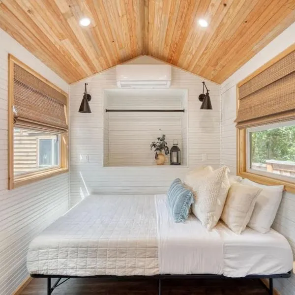 Stay Portland - Tiny Farmhouse - Walk to Local Shops & Restaurants, hotel a Portland