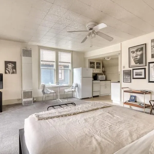 Stay Portland - Sun-Filled Buckman Studio!, hotel v destinaci Portland
