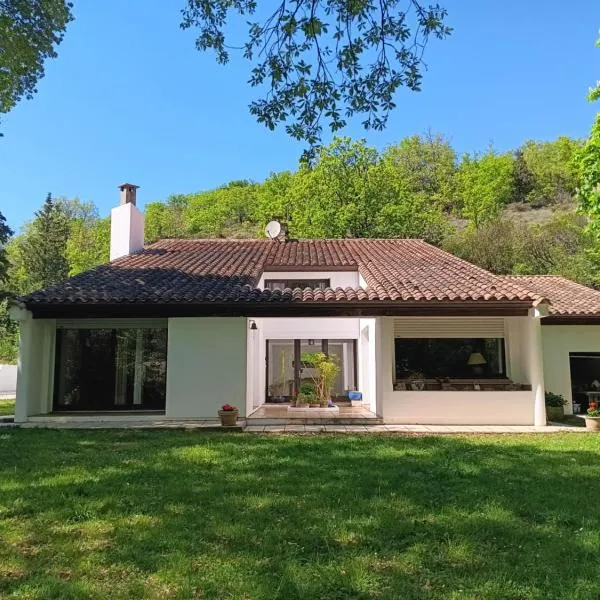 Maison de campagne avec lac privé, hotel in Fendeille