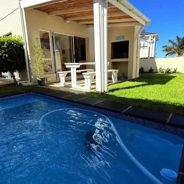 Onrus Holiday Home on Private Estate with Pool、ヘルマナスのホテル