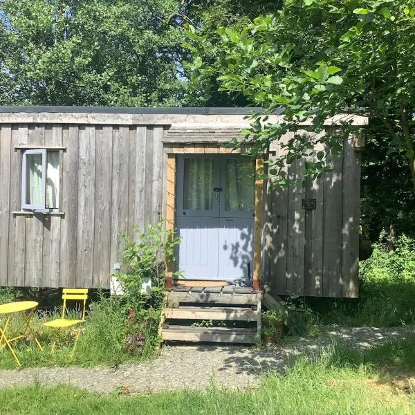 The Charcoal Hut woodland retreat、ランダバリーのホテル