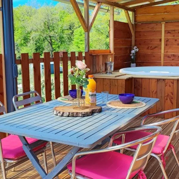 Le nid des Garrigues avec Jacuzzi privé, hotel in Saint-Geniès